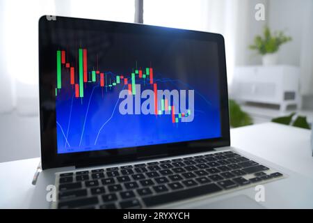 Gli investitori che fanno trading di criptovalute online lavorano a casa. Grafico adatto per il mercato azionario forex o il trading di criptografia finanziario Foto Stock