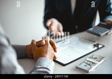 La gente di affari firma contratto facendo una trattativa con agente immobiliare Concept per il consulente e la casa di assicurazione nozione Foto Stock