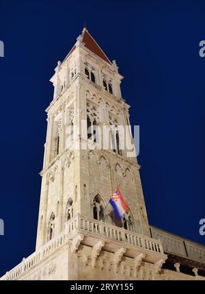 Torre della Cattedrale di San Lorenzo al tramonto a Traù, Croazia Foto Stock