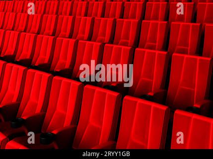 File di sedili in velluto rosso per guardare film al cinema con sfondo banner per spazi di copia. Intrattenimento e teatro. 3D. Foto Stock