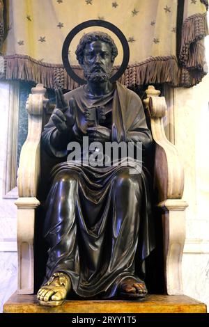 Statua di San Pietro in Eglise St Germain des Pres a Parigi Francia Foto Stock