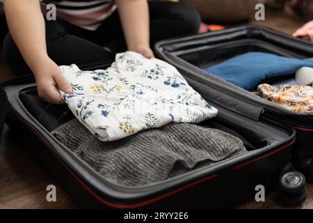 La donna trasporta il bagaglio in valigia per i nuovi journeyÂ, con un bagaglio, pianifica il viaggio Foto Stock