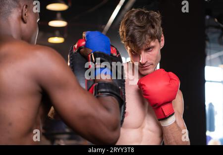 Due pugili stranieri praticano il Muay Thai. Per prepararsi al vero combattimento sul palco, Muay Thai, arti marziali thailandesi che si foreigne Foto Stock