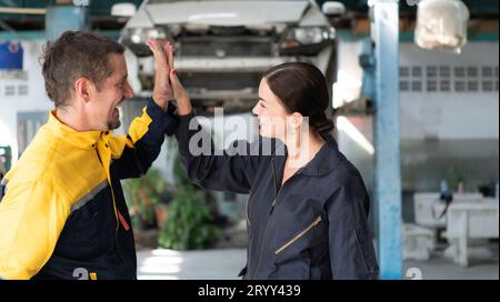 Ritratto di ingegnere e meccanico automobilistico con interventi di riparazione del motore nelle officine Foto Stock