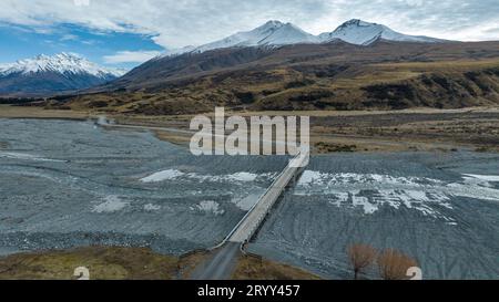 Foto aerea del fiume intrecciato che scorre attraverso la valle nel parco di conservazione Hakatere Foto Stock