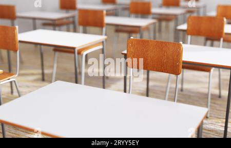 Poltrona per studenti e scrivania con pavimento in legno sullo sfondo dell'aula. Educazione e ritorno a scuola. Architec Foto Stock