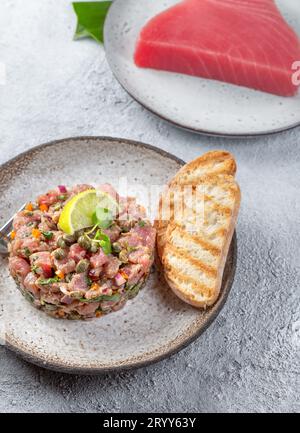 Tonno tartare di tartaro sulla lastra grigia Foto Stock