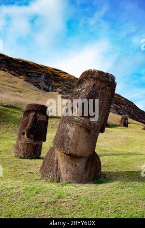 Moai su Ranu Raraku Volcan. Isola di estere di paesaggio Foto Stock