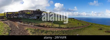 Isola di Pasqua, Rapa Nui. Il cerimoniale Orongo Villadge su Rano Kau vulcano Foto Stock