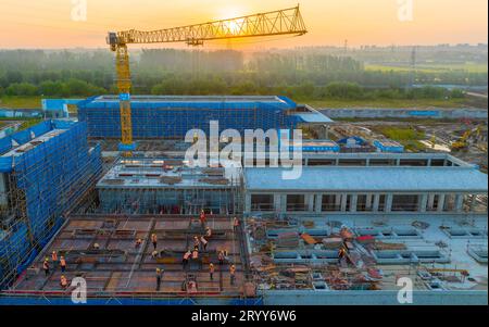 XUZHOU, CINA - 1° OTTOBRE 2023 - presso il cantiere di impianti idrici, i costruttori effettuano la costruzione di rilegatura in acciaio, 1° ottobre 2023, Xuzhou City, J Foto Stock