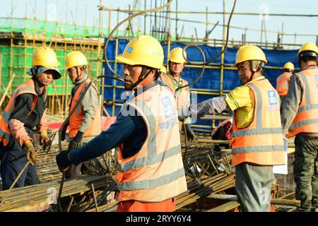 XUZHOU, CINA - 1° OTTOBRE 2023 - presso il cantiere di impianti idrici, i costruttori effettuano la costruzione di rilegatura in acciaio, 1° ottobre 2023, Xuzhou City, J Foto Stock