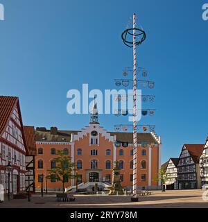 Piazza del mercato con maypole e municipio nella storica città vecchia, Hofgeismar, Assia, Germania Europa Foto Stock