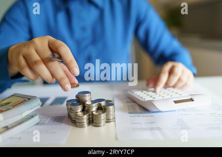 Donna d'affari che calcola il rendiconto finanziario su calculatorÂ imposta sul reddito online returnÂ e pagamento. Foto Stock