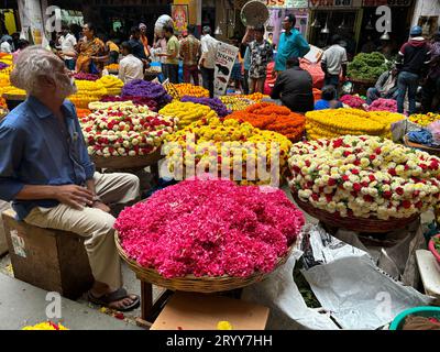 Esclusivi scatti giornalieri di persone e fiori al mercato KR di Bengaluru Foto Stock