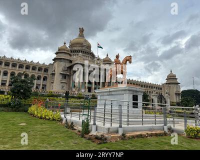 Esclusive foto giornaliere dell'edificio Vidhana Soudha con traffico in un giorno di abbandono Foto Stock