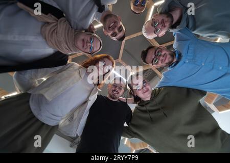 In un ufficio moderno, il giovane uomo d'affari afroamericano e la sua collega donna d'affari, con i suoi sorprendenti capelli arancioni, si impegnano Foto Stock