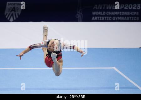 Anversa, Belgio. 2 ottobre 2023. Kishi Rina, giapponese, gareggia sul pavimento durante le qualificazioni femminili dei Campionati mondiali di ginnastica Artistica 2023 ad Anversa, Belgio, 2 ottobre 2023. Crediti: Zheng Huansong/Xinhua/Alamy Live News Foto Stock