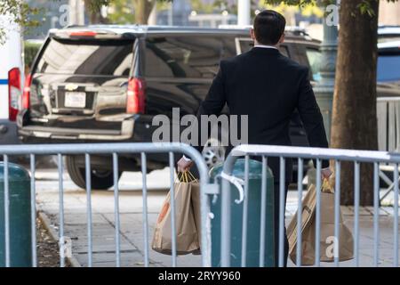 Il team di sicurezza di Donald Trump è stato visto portare borse dalla catena di fast food Mc Donalds fuori dall'edificio della Corte Suprema dello Stato di New York a New York, NY, lunedì 2 ottobre 2023. Donald Trump affronterà il procuratore generale di New York Letitia James a partire da oggi in un contenzioso processo civile che minaccia il suo controllo sul suo impero immobiliare nello stato. Credito: Brazil Photo Press/Alamy Live News Foto Stock