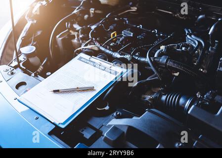 Appunti sulla vettura con modulo di richiesta di assicurazione per la manutenzione del veicolo presso l'officina di riparazione auto. REP. Motore Foto Stock