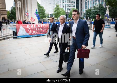 Manchester, Regno Unito. 2 ottobre 2023. I delegati arrivano per il secondo giorno alla Conferenza del Partito Conservatore. Il pubblico saluta i membri del partito Tory durante il CPC23, lo slogan autunnale è, decisioni a lungo termine per un futuro più luminoso. Credito: SOPA Images Limited/Alamy Live News Foto Stock