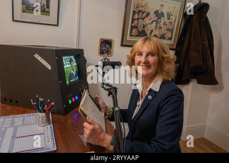 Hawick, Regno Unito. 2 ottobre 2023. Figlia di Bill McLaren, The Voice of Rugby, Linda Lawson, fotografata oggi al lancio della nuova mostra del centenario di Bill McLaren presso l'Hawick Museum in the Scottish Borders, la città natale di Bill. La mostra racconta la storia della sua vita e della sua carriera con manufatti, film e uno stand interattivo con commenti. La mostra si svolge fino al 27 novembre. Foto: phil wilkinson/Alamy Live News Foto Stock