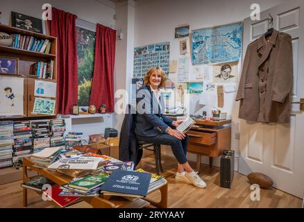 Hawick, Regno Unito. 2 ottobre 2023. Figlia di Bill McLaren, The Voice of Rugby, Linda Lawson, fotografata oggi al lancio della nuova mostra del centenario di Bill McLaren presso l'Hawick Museum in the Scottish Borders, la città natale di Bill. La mostra racconta la storia della sua vita e della sua carriera con manufatti, film e uno stand interattivo con commenti. Linda nella foto guarda gli oggetti del suo studio/ufficio domestico, che è stato ricreato per la mostra. La mostra si svolge fino al 27 novembre. Foto: phil wilkinson/Alamy Live News Foto Stock