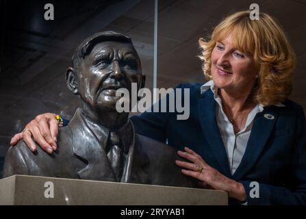 Hawick, Regno Unito. 2 ottobre 2023. Figlia di Bill McLaren, The Voice of Rugby, Linda Lawson, fotografata oggi al lancio della nuova mostra del centenario di Bill McLaren presso l'Hawick Museum in the Scottish Borders, la città natale di Bill. La mostra racconta la storia della sua vita e della sua carriera con manufatti, film e uno stand interattivo con commenti. La mostra si svolge fino al 27 novembre. Foto: phil wilkinson/Alamy Live News Foto Stock