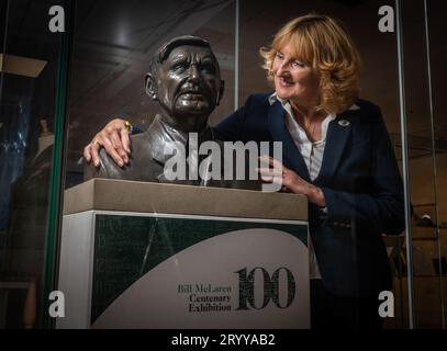 Hawick, Regno Unito. 2 ottobre 2023. Figlia di Bill McLaren, The Voice of Rugby, Linda Lawson, fotografata oggi al lancio della nuova mostra del centenario di Bill McLaren presso l'Hawick Museum in the Scottish Borders, la città natale di Bill. La mostra racconta la storia della sua vita e della sua carriera con manufatti, film e uno stand interattivo con commenti. La mostra si svolge fino al 27 novembre. Foto: phil wilkinson/Alamy Live News Foto Stock