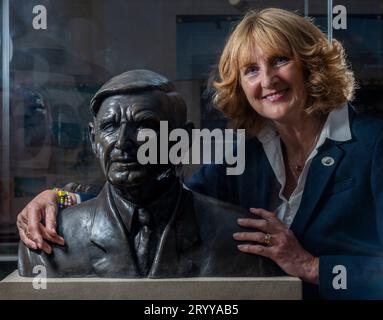 Hawick, Regno Unito. 2 ottobre 2023. Figlia di Bill McLaren, The Voice of Rugby, Linda Lawson, fotografata oggi al lancio della nuova mostra del centenario di Bill McLaren presso l'Hawick Museum in the Scottish Borders, la città natale di Bill. La mostra racconta la storia della sua vita e della sua carriera con manufatti, film e uno stand interattivo con commenti. La mostra si svolge fino al 27 novembre. Foto: phil wilkinson/Alamy Live News Foto Stock