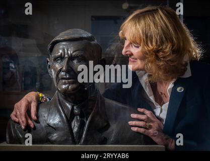 Hawick, Regno Unito. 2 ottobre 2023. Figlia di Bill McLaren, The Voice of Rugby, Linda Lawson, fotografata oggi al lancio della nuova mostra del centenario di Bill McLaren presso l'Hawick Museum in the Scottish Borders, la città natale di Bill. La mostra racconta la storia della sua vita e della sua carriera con manufatti, film e uno stand interattivo con commenti. La mostra si svolge fino al 27 novembre. Foto: phil wilkinson/Alamy Live News Foto Stock