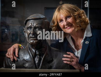 Hawick, Regno Unito. 2 ottobre 2023. Figlia di Bill McLaren, The Voice of Rugby, Linda Lawson, fotografata oggi al lancio della nuova mostra del centenario di Bill McLaren presso l'Hawick Museum in the Scottish Borders, la città natale di Bill. La mostra racconta la storia della sua vita e della sua carriera con manufatti, film e uno stand interattivo con commenti. La mostra si svolge fino al 27 novembre. Foto: phil wilkinson/Alamy Live News Foto Stock