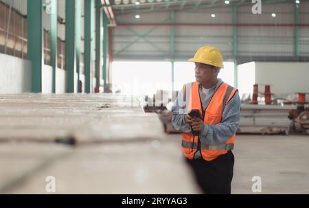 I lavoratori ispezionano i prodotti del nuovo magazzino. Utilizzare gli scanner di codici a barre per controllare i prodotti che verranno utilizzati nello shel del magazzino Foto Stock