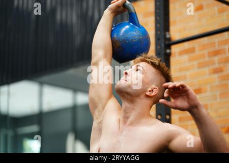 Lottatore di arti marziali miste che va in palestra per costruire muscoli forti per rendere la collisione più intensa e contribuire a ridurre il inju Foto Stock