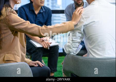 Psicoterapeuta che indaga sui sintomi che si verificano all'interno della mente da pazienti con problemi di salute mentale in ospedale. Psicologia di gruppo Foto Stock