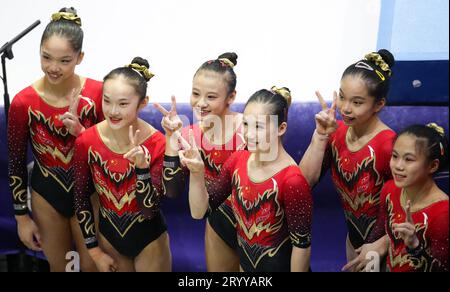 Anversa, Belgio. 2 ottobre 2023. Il team China poggia per le foto dopo la qualificazione femminile ai Campionati mondiali di ginnastica artistica 2023 ad Anversa, Belgio, 2 ottobre 2023. Crediti: Zheng Huansong/Xinhua/Alamy Live News Foto Stock