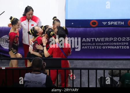 Anversa, Belgio. 2 ottobre 2023. Il Team China festeggia dopo la qualificazione femminile ai Campionati mondiali di ginnastica artistica 2023 ad Anversa, Belgio, 2 ottobre 2023. Crediti: Zheng Huansong/Xinhua/Alamy Live News Foto Stock