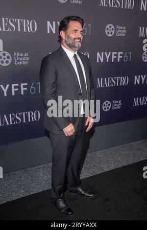 New York, Stati Uniti. 2 ottobre 2023. NEW York, NEW YORK - 02 OTTOBRE: Steven Morrow partecipa al Red carpet di "Maestro" durante il 61° New York Film Festival alla David Geffen Hall il 2 ottobre 2023 a New York City. Crediti: Ron Adar/Alamy Live News Foto Stock