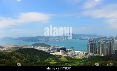 Una vista della zona industriale di Tseung Kwan o a Hong Kong. Foto Stock