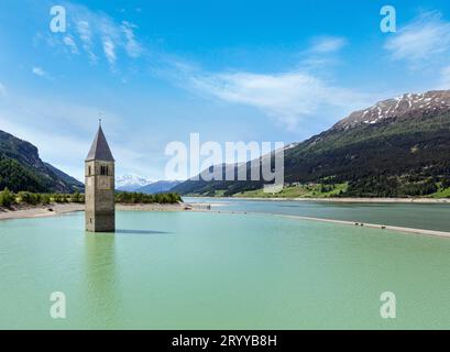 Il campanile in Reschensee e famiglia (Italia). Foto Stock