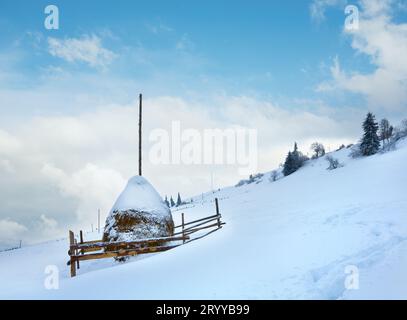 Paesaggio montuoso invernale con fieno, Carpazi, Ucraina. Foto Stock