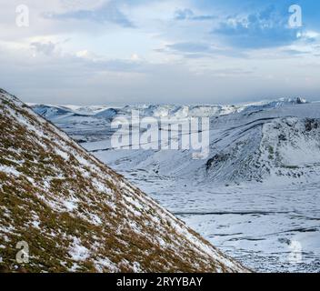 Montagne colorate Landmannalaugar sotto la neve in autunno, Islanda Foto Stock