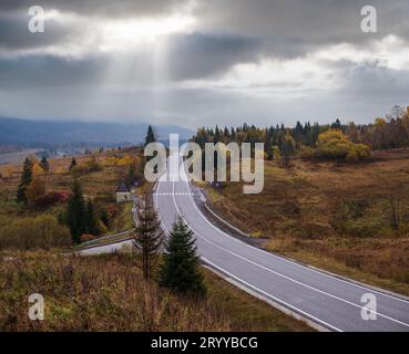Le montagne Carpazi e l'autostrada sul passo di montagna, Ucraina. Foto Stock