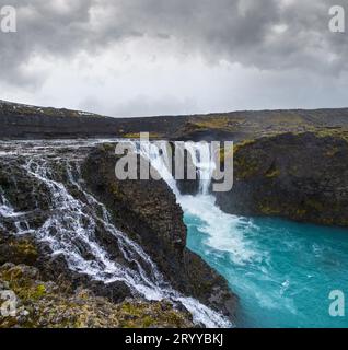 Pittoresca cascata Sigoldufoss vista autunno. Stagione che cambia nelle Highlands meridionali dell'Islanda. Foto Stock
