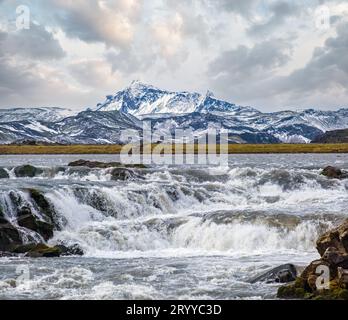 Stagione che cambia nelle Highlands meridionali dell'Islanda. Pittoresco lago d'acqua Tungnaarfellsfoss vista panoramica autunno. Landmannalaugar Foto Stock