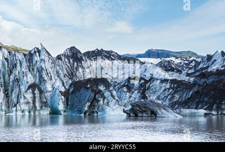Solheimajokull pittoresco ghiacciaio nel sud dell'Islanda. La lingua di questo ghiacciaio scivola dal vulcano Katla. Bellissimo glac Foto Stock