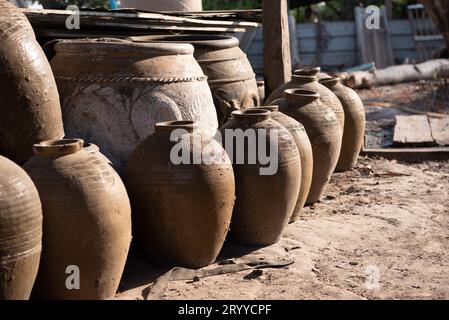 Vecchi vasi di argilla tailandesi tradizionali su terreno all'aperto. Gruppo di vasi classici di drago thailandese nella provincia di Ratchaburi di Foto Stock