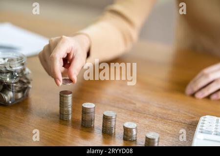 Le donne donano denaro e donano donazioni in beneficenza, aumentano il concetto di donazione Foto Stock