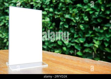 Struttura a menu mock-up in piedi su un tavolo di legno nel bar del ristorante. spazio per il testo. MenuÂ mack Up vuoto per i promotori di marketing di testo Foto Stock