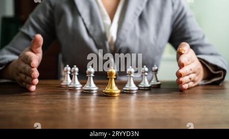 Capo scacchi e squadra. Concetto di risorse umane gestione della carriera con le mani strette pianificazione strategia con figure di scacchi. team di leadership o successo Foto Stock