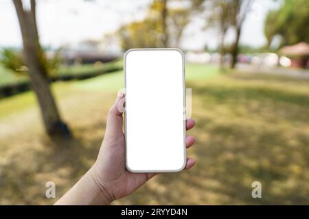 Close up le mani delle donne azienda telefono cellulare copia vuota nella schermata dello spazio. smart phone con il concetto di tecnologia Foto Stock